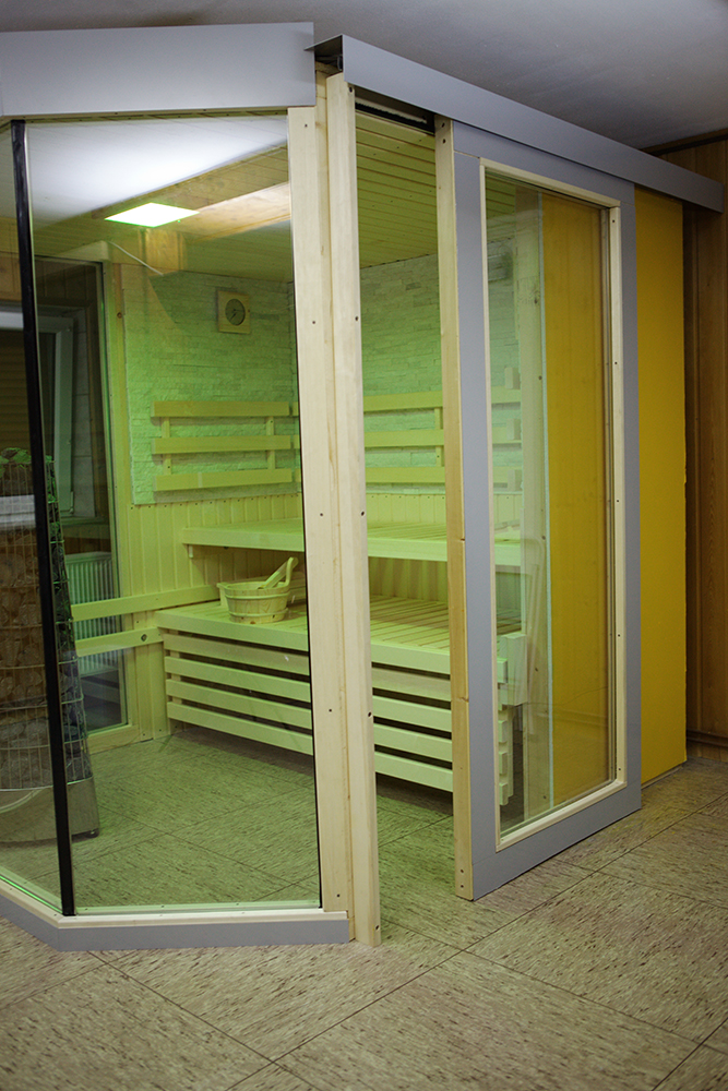Barrierefreie Heimsauna mit geöffneter Schiebetür und gut zugänglichem Eingangsbereich